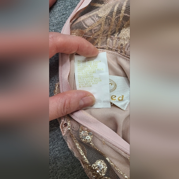 Aspeed design Sparkling Sequin Dress/Stunning V-Neck Fitted Gown with Glitter - Picture 6 of 15